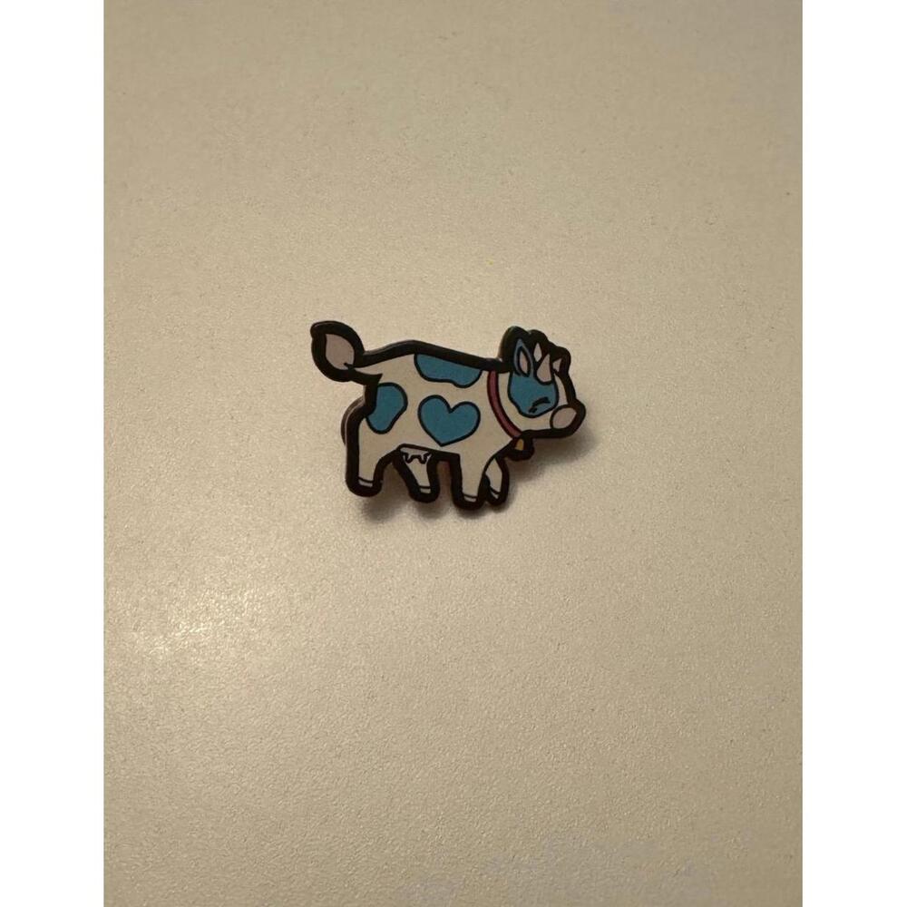 Blue cow enamel pin heart love Whalephat pin